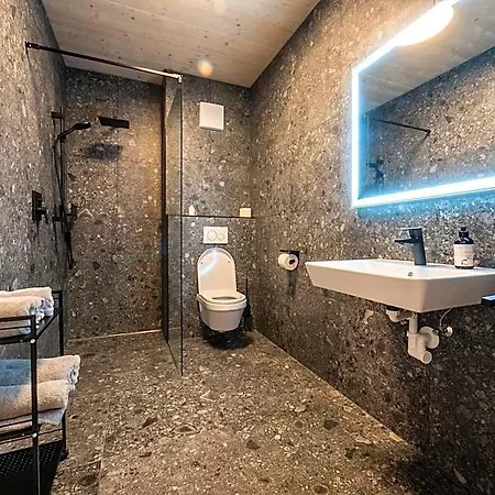 In Near Lift, Cleaning Included Lejlighed