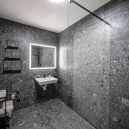 In Near Lift, Cleaning Included Lejlighed