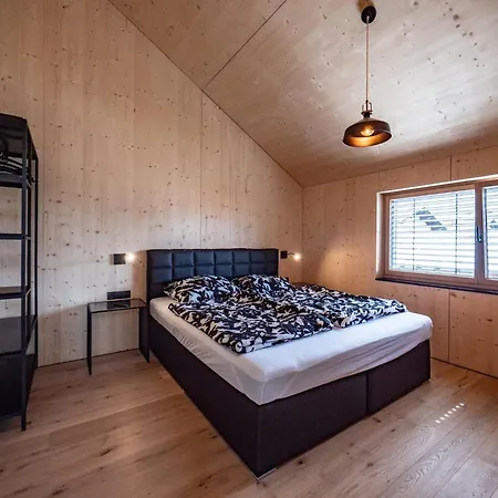 In Near Lift, Cleaning Included 미에더스